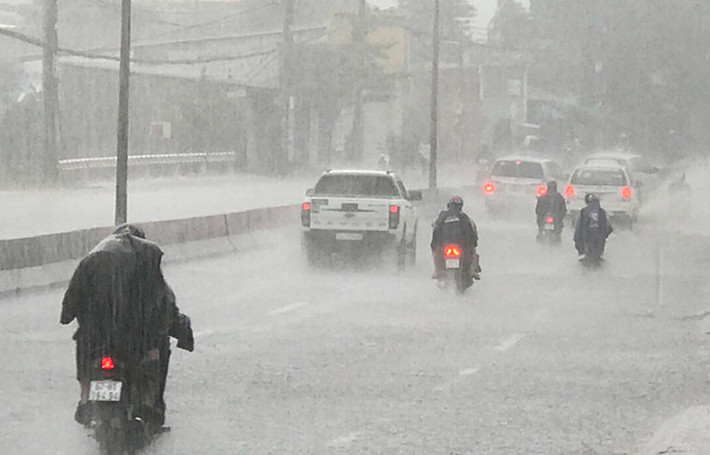 Mưa trắng trời cực lớn kéo dài suốt nhiều tiếng đồng hồ khiến người đi đường cũng không kém phần vất vả.