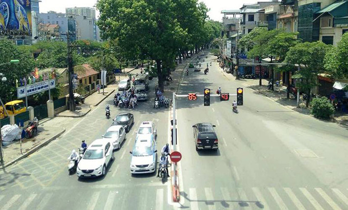 Càng về giữa trưa, nhiệt độ ngoài trời ở Hà Nội tăng cao qua con số 40 độ C khiến ít người dám ra đường. Những người có việc phải đi lại vô cùng khốn đốn khi phải chờ gần 2 phút tại các đèn tín hiệu giao thông. Nhiều người tận dụng bóng cây ven đường để tìm chút bóng mát.