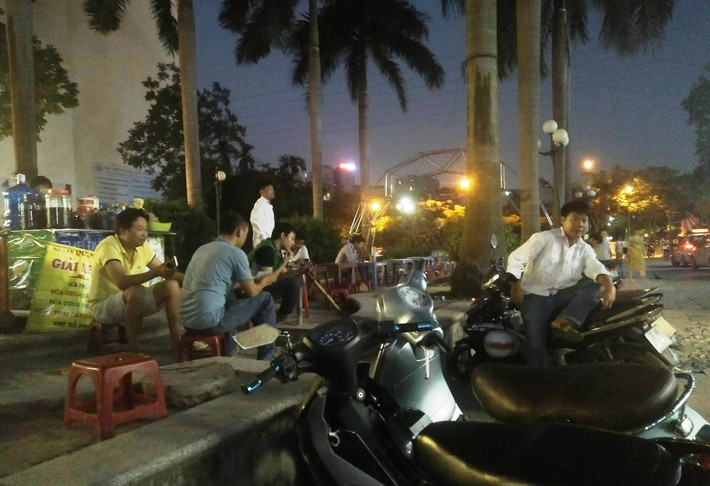 Trong khi đó ở thành phố Hà Nội, ngay khi mặt trời lặn, người dân nườm nượp đổ ra đường để tránh cái nóng hầm hập. Ảnh Mạnh Hưng.