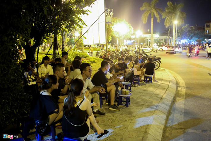 Suốt nhiều ngày qua, do thời tiết nắng nóng lịch sử nên người Hà Nội ban ngày "trốn" trong nhà để tránh nóng, chiều tối mọi người mới đổ ra đường để tìm chút gió hiếm hoi. Ảnh Quỳnh Trang/Zing.