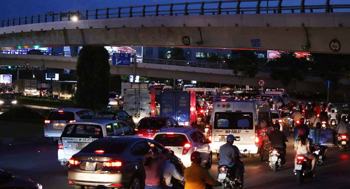Đến tối qua (26/4) nhiều tuyến đường đổ về sân bay quốc tế Tân Sơn Nhất vẫn còn kẹt cứng phương tiện.
