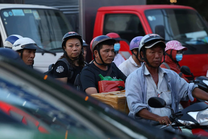 Nét mệt mỏi của người dân vì thảm cảnh kẹt xe trên đường vào sân bay Tân Sơn Nhất.