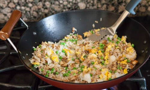 Dùng chảo gang rang cơm để giữ nóng lâu, cơm chiên không bị dính chảo. Ảnh: Steamy Kitchen.