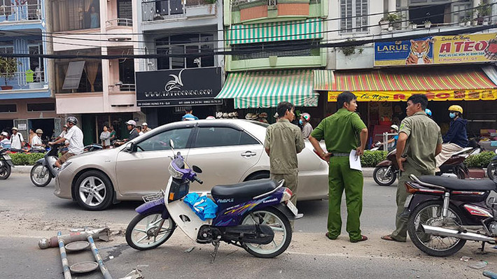 Nhận tin báo, công an địa phương cùng CSGT đã phong tỏa đoạn đường, điều tiết giao thông khám nghiệm hiện trường.