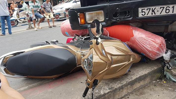 Lúc này, xe máy hiệu Airblade do một người đàn ông khoảng 50 tuổi điều khiển đang chạy phía sau cũng bị xe bồn tông trúng nát phần đầu. Chiếc xe chỉ dừng lại khi tông trúng bồn hoa bằng bê tông.