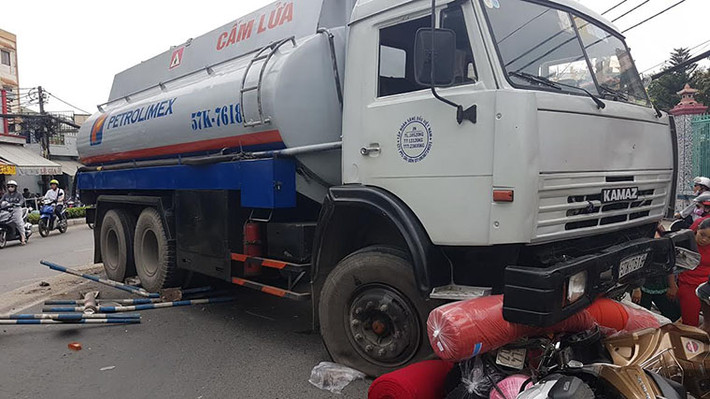 Khi đang đổ dốc cầu Chánh Hưng, bất ngờ xe bồn chở xăng dầu nổ lốp trước bên phải. Tài xế chao đảo tay lái rồi tông gãy hàng chục mét dải phân cách bằng thép, lao sang phần đường ngược lại.