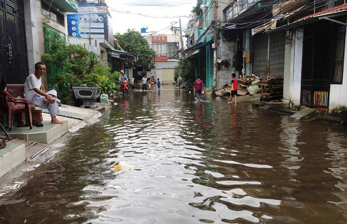 Tại một số khu dân cư khác thuộc quận Bình Tân, quận 12, TP.HCM... do ảnh hưởng của mưa nên đến thời điểm này nước vẫn còn ngập lênh láng.