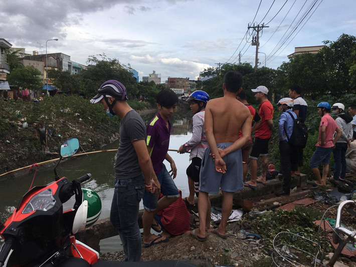 “Cá tràn ra kênh nên nhiều người đến đây bắt. Cá nổi lờ đờ trên mặt kênh và bơi khá yếu. Sáng nay, ngay chỗ khu vực cống cá cũng rất nhiều, thậm chí có người bắt cả chục kg cá các loại.”, anh Hoàng - người dân ven kênh Nước Đen, chia sẻ.