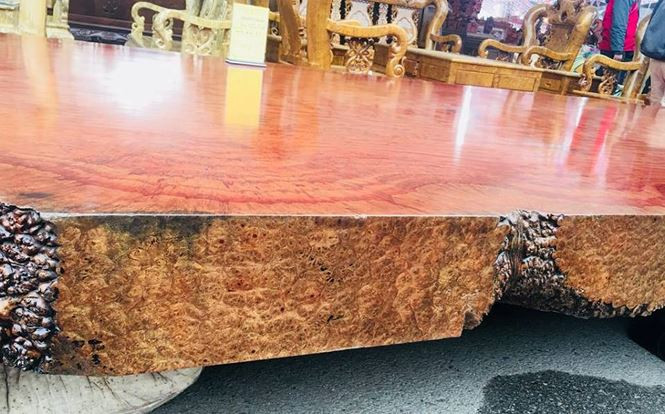Bên cạnh những chiếc giường, bộ bàn ghế,… chiếc phản này có giá tiền tỉ không kém phần sang trọng, đẳng cấp, thuộc hàng "hiếm có khó tìm".