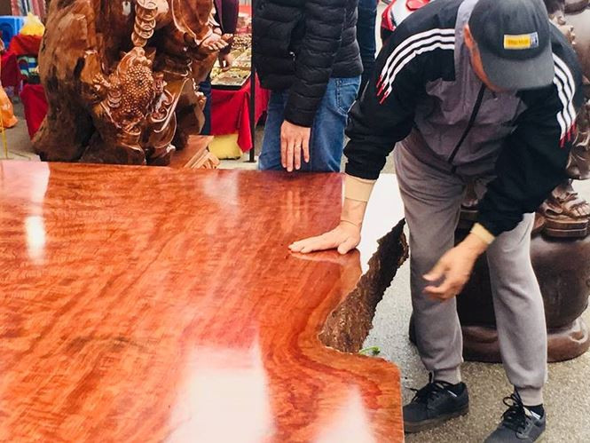 Với kích thước “khủng”, chủ gian hàng đưa ra mức giá 3 tỉ đồng để bán chiếc sập gỗ này.