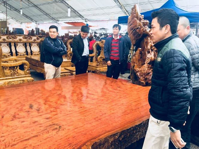 Nhiều người hiếu kỳ chiêm ngưỡng chiếc sập giá bạc tỉ.