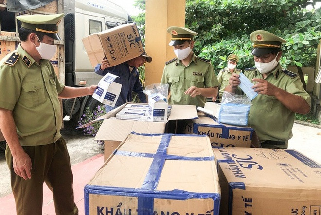 Chặn ôtô chở 390.000 khẩu trang không rõ nguồn gốc: Chiều 15/8, lực lượng Quản lý thị trường Hà Tĩnh phối hợp với CSGT phát hiện ôtô tải biển số Hải Dương do tài xế Nguyễn Hữu Kiển (quê Đồng Nai) lái trên quốc lộ 1 đoạn qua xã Kỳ Tân, huyện Kỳ Anh (Hà Tĩnh), có dấu hiệu nghi vấn nên dừng xe kiểm tra. Lực lượng chức năng phát hiện trên ôtô tải có 156 thùng carton chứa 390.000 khẩu trang y tế và 12 thùng khác chứa 1.000 mũ bảo hiểm. Tất cả hàng hóa đều không chứng minh được nguồn gốc.