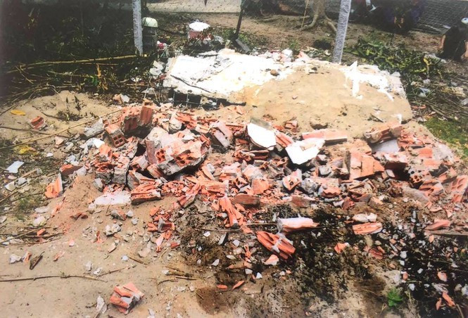 Bắt nghi phạm đào mộ đốt hài cốt mẹ vợ của con nợ: Vay tiền nhưng không đóng lãi, điện thoại không nghe máy nên Quýnh thuê người đào hài cốt mẹ vợ của ông Kiệm đem đốt. Hiện Công an huyện Cái Bè, tỉnh Tiền Giang vừa khởi tố bị can, bắt tạm giam ông Quýnh để điều tra về hành vi "xâm phạm mồ mả, hài cốt".