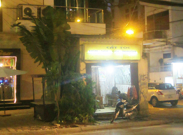 Một "ngôi nhà vô duyên" không kém nghiễm nhiên tồn tại ngay trên vỉa hè ở đường Nguyễn Phong Sắc, nằm cạnh cổng sau của trường Học viện Báo chí Tuyên truyền, ngang nhiên chắn ngang trước một phần mặt tiền của quán cà phê.