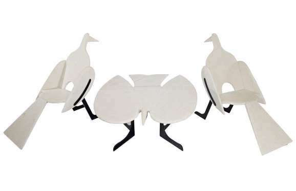Bộ ghế hình chim do đôi vợ chồng nghệ sĩ người Pháp Les Lalanne tạo nên từ đá cẩm thạch được bán với giá 850.000 USD.