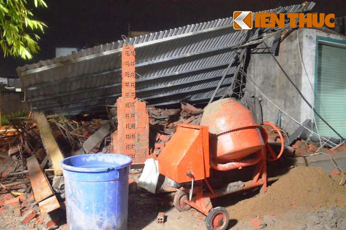 Tại hiện trường, gạch đá ngổn ngang, mái tôn sập xuống đè lên các bức tường sập hiện đã là phế liệu. Bước đầu cơ quan chức năng xác định căn nhà bị sập xây dựng không phép tại xóm Đảo, ấp 2, xã Vĩnh Lộc B, huyện Bình Chánh.