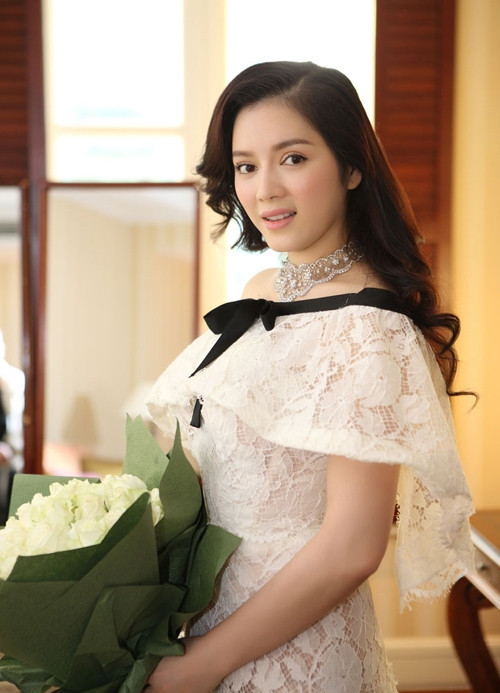 8. Váy ren trắng 2 tỷ đồng của Lý Nhã Kỳ Chiếc váy ren trắng hiệu Chanel của Lý Nhã Kỳ có giá lên tới 100.000 USD (hơn 2 tỷ đồng) được sử dụng khi xuất hiện ở LHP Cannes hồi tháng cuối tháng 5/2013. Kết hợp với chiếc váy tiền tỷ này, kiều nữ họ Lý còn sử dụng thêm bộ trang sức kim ương vàng trắng có giá lên tới 10 tỷ đồng. Để xuất hiện ở LHP đình đám này, Lý Nhã Kỳ đã khoác lên người tổng cộng hơn 12 tỷ đồng.