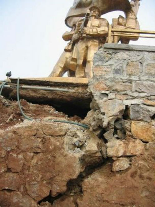 Tượng đài Chiến thắng Điện Biên Phủ bị sụt, lún do làm vội Tháng 6/2004, khi tượng đài Chiến thắng Điện Biên Phủ (có tổng kinh phí giai đoạn 1 là 37 tỷ đồng, giai đoạn 2 trên 20 tỷ đồng) vừa được lắp ráp thì đoạn kè dài 20m trong khuôn viên tượng đã bị nghiêng ra phía ngoài, có chỗ còn lệch ra so với chân kè.