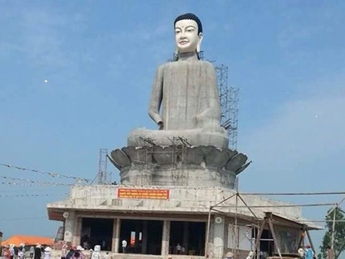 Tượng Phật 45m đang thi công bất ngờ đổ sập Khoảng 17h ngày 7/7, đang trong quá trình xây dựng, bức tượng phật cao 45 m tại chùa Sắc Thiên Vương Quan Âm (thôn Tô Xuyên, xã An Mỹ, huyện Quỳnh Phụ, Thái Bình) đã bất ngờ sập đổ hoàn toàn, “phơi ra” những thanh sắt chỉ nhỉnh hơn chiếc đũa và thân tượng đều được xây bằng gạch. Rất may không có ai bị thương.