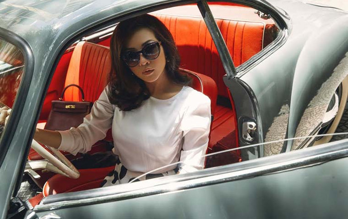 "Thường theo thói quen, tôi sẽ nhờ đến nhà thiết kế chuẩn bị một bộ trang phục phù hợp với không gian buổi tiệc. Tôi vẫn có những bộ trang phục vài trăm nghìn và hoàn toàn tự tin khi diện chúng lên người. Sang trọng hay rẻ tiền không quyết định bởi quần áo mà là thông qua cách ứng xử của chúng ta.”, hoa hậu "U40" chia sẻ.