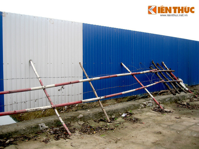 Ngày 15/5/2014, Tập đoàn Bitexco đã khởi công xây dựng tuyến đường giao thông bao quanh khu tưởng niệm danh nhân Chu Văn An thuộc địa phận phường Đại Kim quận Hoàng Mai; xã Thanh Liệt, xã Tân Triều quận Thanh Trì và phường Phúc La quận Hà Đông. Dự án gồm 2 tuyến, một tuyến kết nối giữa điểm đầu tuyến vành đai 3 với điểm cuối thuộc đường 70 (kết nối vào điểm giao cắt với đường Phúc La – Văn Phú với đường 70 để tạo thành một ngã tư hoàn chỉnh). Ảnh: Ngọc Linh.