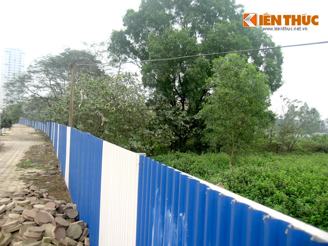 Một tuyến đường giáp ranh với khu tưởng niệm danh nhân Chu Văn An và khu chức năng đô thị Nam vành đai 3 (The Manor Central Park) dài hơn 1km, có điểm đầu giao cắt với tuyến số 1 và điểm cuối giao với đường vào khu tưởng niệm Chu Văn An. Ảnh: Ngọc Linh.