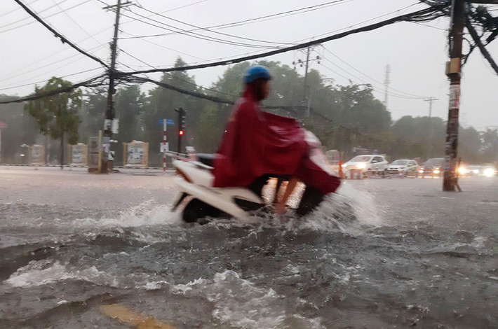 Theo Đài khí tượng thủy văn khu vực Nam Bộ, mặc dù bão số 9 đã suy yếu thành áp thấp nhiệt đới, tuy nhiên vẫn sẽ gây ra lượng mưa rất lớn cho nhiều tỉnh thành ở Nam Bộ. Dự báo từ nay tới sáng mai, TP.HCM sẽ có mưa to 70-150mm, nguy cơ gây ngập lụt lớn.