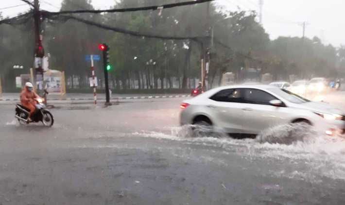 Nhiều tuyến đường chìm trong biển nước.