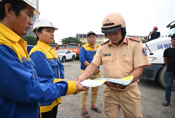 Chiều 11/12, dưới sự chỉ huy trực tiếp của Trung tá Nguyễn Hoàng Tâm (Đội trưởng CSGT Nam Sài Gòn) cùng nhiều cán bộ, chiến sĩ CSGT Nam Sài Gòn đã thực hiện công tác tuyên truyền đến các doanh nghiệp, tài xế trên địa bàn.