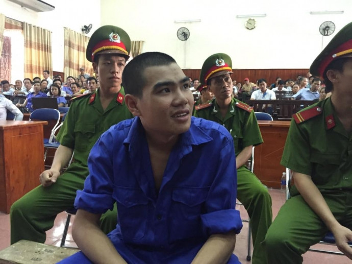 Sau đó, Hai châm lửa đốt lán nhưng bất thành, Hai liền cầm túi chanh rời hiện trường, vứt dao cách chừng 50 m. Sau khi bị bắt và đưa ra xét xử, TAND tỉnh Nghệ An tuyên phạt Vi Văn Hai tội tử hình.
