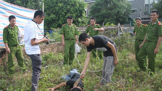 Tại đây, Hai gặp anh Thọ và xảy ra xô xát. Hai cầm lấy đuổi theo chém nhiều nhát khiến anh Thọ tử vong. Vợ anh Thọ lúc này địu con bỏ chạy về hướng khe Kèn Tạ thì bị tên này đuổi theo. Gặp mẹ anh Thọ đang tắm ở suối, Hai ra tay gây án rồi tiếp tục đuổi, hạ sát mẹ con chị Yến.