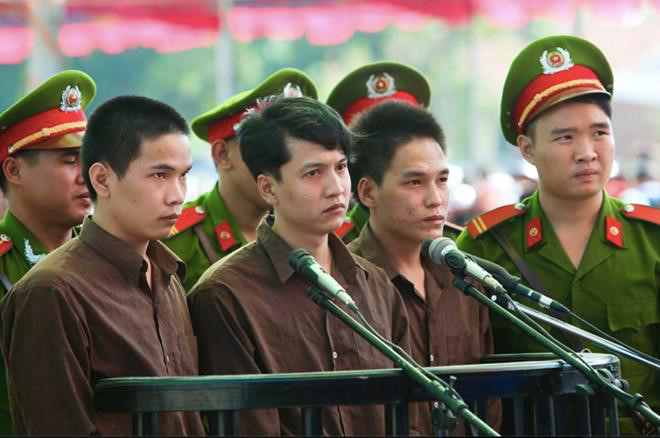 2. Thảm sát ở Bình Phước: 6 người trong gia đình bị sát hại Nguyễn Hải Dương có quan hệ tình cảm với con gái ông Lê Văn Mỹ đại gia ngành gỗ ở huyện Chơn Thành (Bình Phước). Do gia đình bạn gái ngăn cấm, anh ta mang lòng thù hận và nảy sinh ý định giết cả nhà để trả thù.