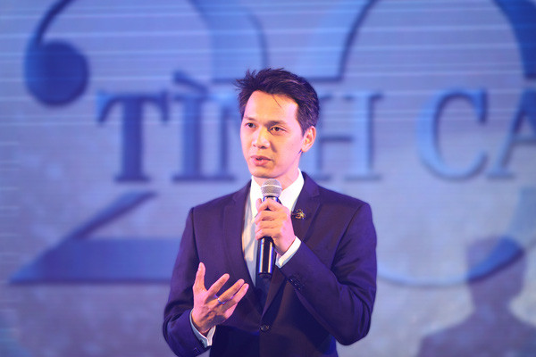 Vừa học xong thạc sĩ, ông Huy được đưa vào ngân hàng làm việc với chức danh chuyên viên nghiên cứu thị trường, sau đó, được bổ nhiệm vào vị trí Phó tổng giám đốc và tham gia vào hội đồng quản trị. Trần Hùng Huy là người trẻ nhất trong HĐQT của ACB tiếp tục giữ vị trí chủ tịch nhiệm kỳ 2013-2018.