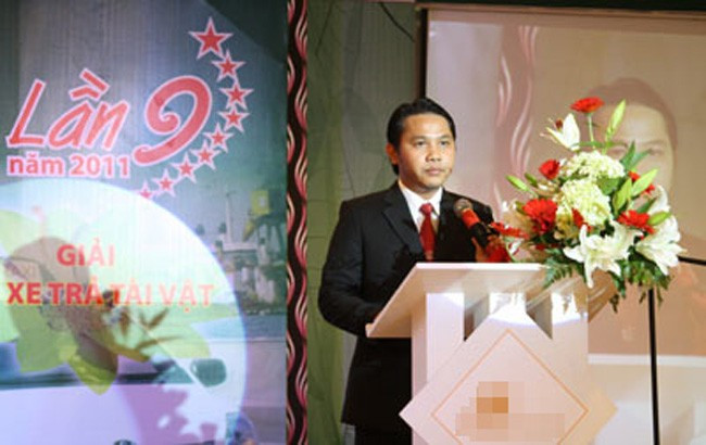 8. Đặng Thành Duy - thiếu gia giàu có của Vinasun Đặng Thành Duy (1984) - con trai ông Đặng Phước Thành, người sáng lập thương hiệu Taxi Vinasun. Theo báo cáo quản trị của VN, ông Duy sở hữu khoảng 5,5 triệu cổ phần tại Vinasun, có giá trị tương đương 244 tỷ đồng, tương ứng hơn 10 triệu USD. Ngoài chức danh trong ban điều hành của Tập đoàn Vinasun, hiện ông còn là Thành viên Hội đồng quản trị Công ty Chứng khoán Chợ Lớn.