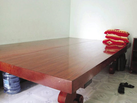 Tấm phản gỗ gõ 500 triệu đồng Tấm phản bằng gỗ gõ màu đỏ lừ, mỗi tấm dài 3m, dày 10cm có giá 500 triệu đồng là ông Tân ở quận Tân Bình, TP.HCM. Để có tấm phản này, cây gỗ phải thuộc hàng sư tổ trong rừng, và phải là cây mọc thẳng tắp, thớ vân gỗ đẹp và dày, không khuyết điểm, mỗi cây chỉ ngả ra được 1-2 bộ phản.