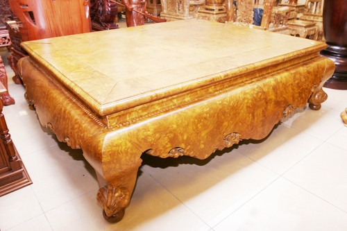 Bộ sập gỗ 2 tỷ đồng Bộ sập siêu quý hiếm này là của anh Trần Đức Thuấn (một đại gia trong làng sản xuất gỗ Hà thành). Để sở hữu chiếc sập có giá lên tới 2 tỷ đồng, anh phải mất hơn 2 năm để đi khắp Bắc - Nam sưu tầm gỗ quý và thêm ròng rã mấy tháng trời để hoàn thiện. Ảnh: Diễn đàn Doanh nghiệp.