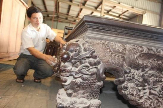 4 mặt chiếc sập được làm từ thân gỗ trắc nguyên bản, có tuổi đời lâu năm nên rất quý hiếm. Giá trị của chiếc sập nằm ở 3 yếu tố: Làm bằng gỗ trắc quý hiếm, có tuổi đời lâu năm và hoa văn tinh xảo. Ảnh: Zing.