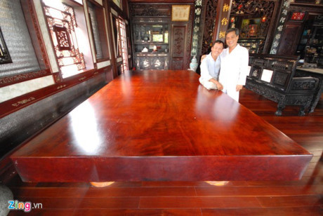 Bộ ván ngựa gỗ gõ bông lau giá hơn 3 tỷ đồng Bộ ván ngựa làm bằng gỗ gõ bông lau của ông Nguyễn Thanh Hải (Mỹ Đức, Châu Phú, An Giang) có chiều ngang 2,15 m, dài 4 m, bề dày ván 24 cm, nặng tới 2,2 tấn được cho là độc đáo nhất ở miền Tây được trả giá đến hơn 3 tỷ đồng. Tuy nhiên, chủ nhân của nó vẫn chưa đồng ý bán.