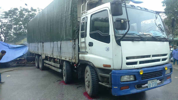 7. Bị xe biển Lào đâm phía sau, 1 người phụ nữ chết thảm Khoảng 16h ngày 27/1, chị Nguyễn Thị Thơ (SN 1992, trú tại xóm 12, xã Nghi Đức, huyện Nghi Lộc, Nghệ An) điều khiển xe máy mang biển kiểm soát 37B2 - 121.80 chạy trên đường Lê Viết Thuật theo hướng TP.Vinh - thị xã Cửa Lò. Khi đến ngã tư chợ Cọi đường Lê Viết Thuật, TP.Vinh (Nghệ An) chị Thơ cho xe rẽ phải vào xã Hưng Lộc thì bị xe tải mang biển số Lào BKS UN-0135 đâm bất ngờ từ phía sau. Chị Thơ và xe máy bị xe tải này cuốn vào gầm tử vong tại chỗ.