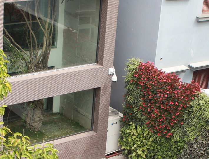 Bên ngoài căn biệt thự có gắn camera quan sát.