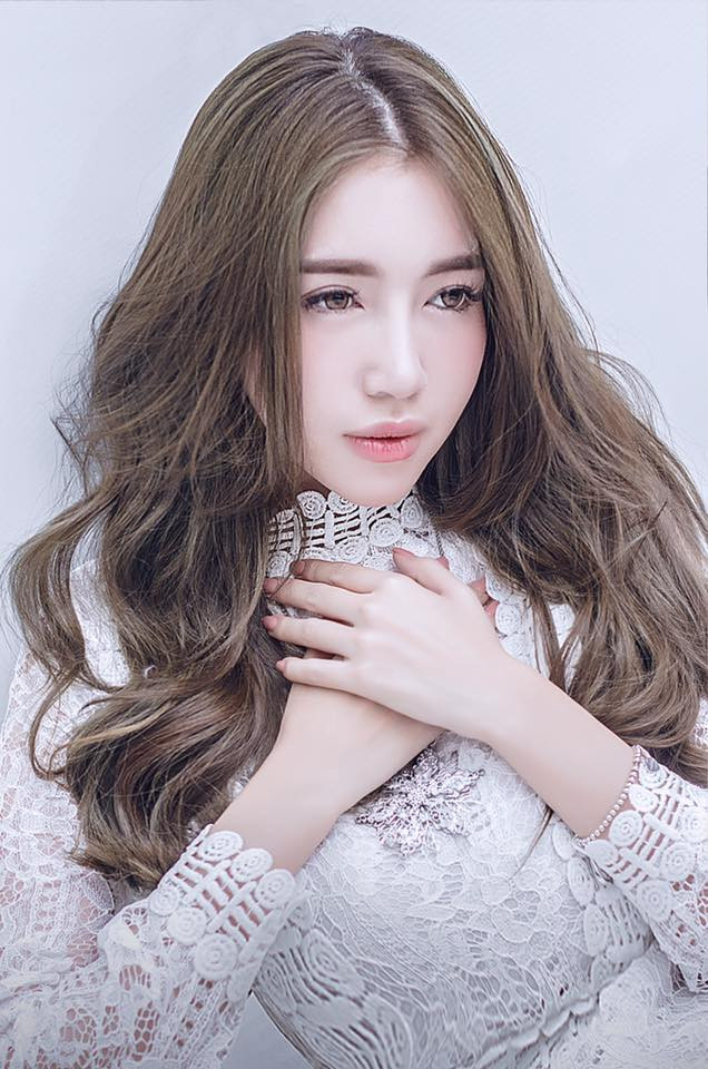 Elly Trần xinh đẹp tựa thiên thần "Nghe lá thu mưa reo mòn gót nhỏ. Đường dài hun hút cho mắt thêm sâu".