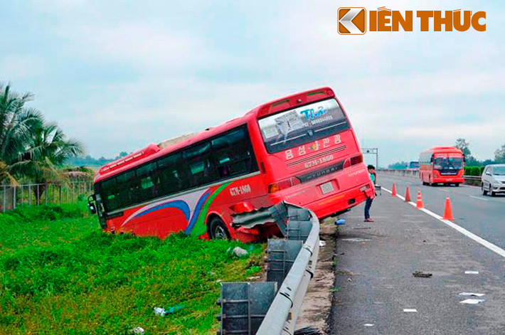 Trước đó khoảng 4h cùng ngày, chiếc xe tải do anh Trần Đức Cường (ngụ quận 8, TP HCM) đang lưu thông trên cao tốc TP HCM - Trung Lương (KM27, huyện Thủ Thừa, tỉnh Long An) được cho là gặp sự cố nên đậu ven đường để kiểm tra. Bất ngờ xe khách 50 chỗ biển số tỉnh An Giang từ miền Tây về Sài Gòn chạy đến tông trực diện rồi lao xuống vực ven đường; chiếc xe tải lật nhào trên cao tốc.