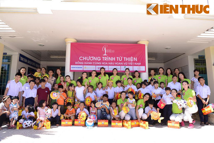 Các thí sinh Hoa hậu Hoàn vũ Việt Nam 2015 đã tham gia hoạt động thăm, tặng quà tại Trung tâm bảo trợ xã hội Khánh Hòa và giao lưu cùng các học sinh trường tiểu học Nguyễn Du, xã Cam Phước Đông, thành phố Cam Ranh, tỉnh Khánh Hòa.