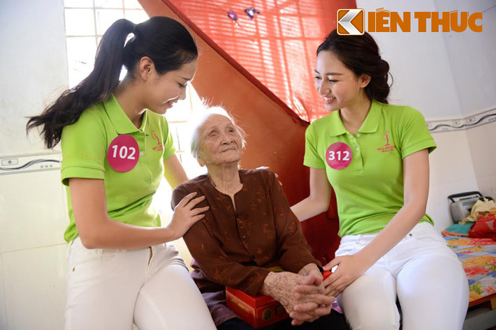 Các thí sinh đã không kìm được xúc động khi thăm những người già và nhiều bệnh nhân tâm thần tại Trung tâm bảo trợ xã hội. Nhiều người đẹp đã rơi lệ khi nhìn thấy hoàn cảnh đáng thương của các cụ già.