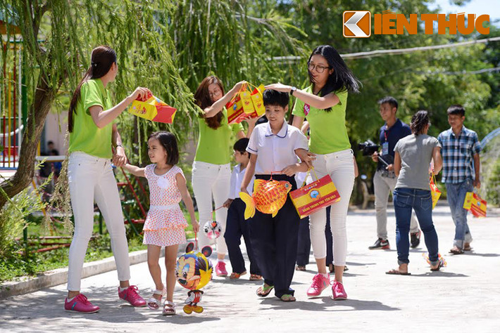 Một mùa Trung thu đáng nhớ của những đứa trẻ kém may mắn cùng 45 thí sinh tranh tài chung kết Hoa hậu Hoàn vũ Việt Nam 2015.