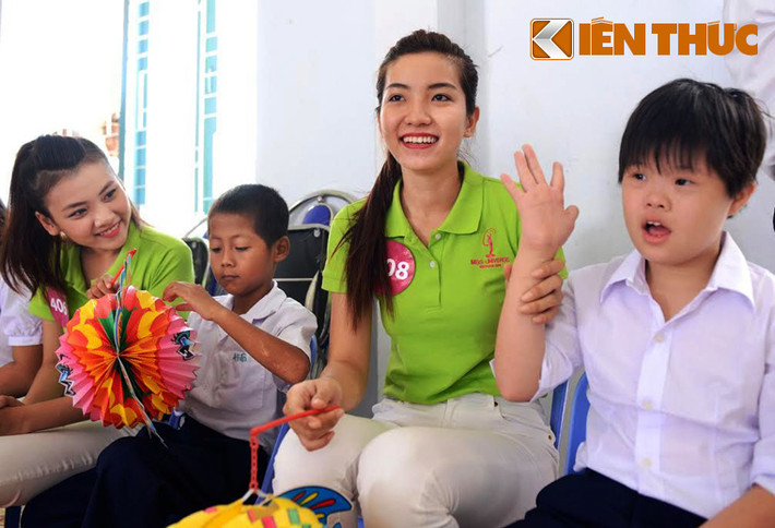 Tại mỗi nơi đến thăm, đoàn đã tặng quà trung thu, lồng đèn cho trẻ em, người già và nhiều bệnh nhân tâm thần tại Trung tâm bảo trợ xã hội.
