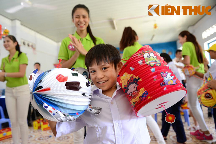 45 thí sinh đã gác lại những giờ phút căng thẳng chuẩn bị cho đêm thi chung kết 3/10 để dành trọn vẹn thời gian vui đùa Tết trung thu với hàng trăm trẻ em thiếu may mắn.