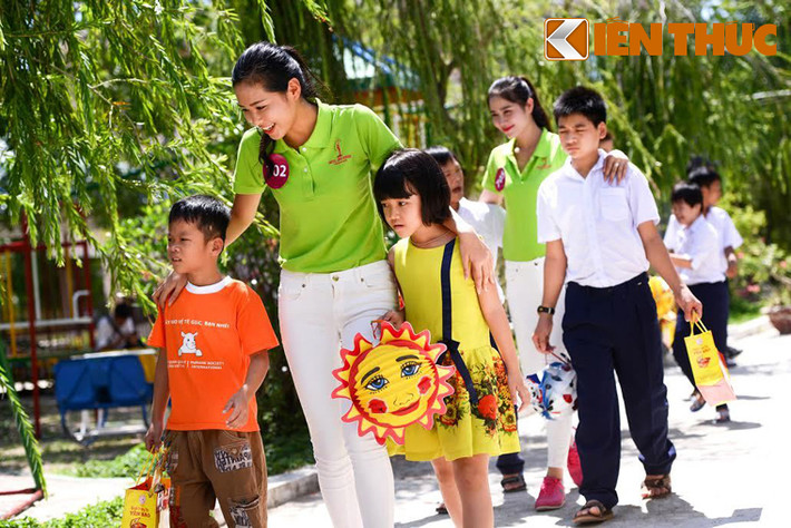 Các em kém may mắn đã có một ngày hạnh phúc vui chơi, nhận quà tặng từ Ban tổ chức Hoa hậu Hoàn vũ Việt Nam 2015.