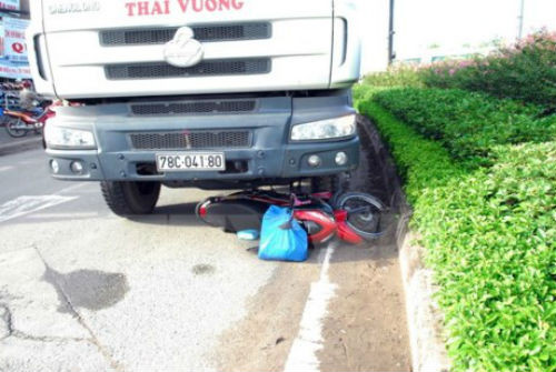 10. Xe tải vượt ẩu cuốn xe máy chở cháu bé 11 tháng tuổi vào gầm. Khoảng 8h tối 11/9, trên đường Trần Hưng Đạo, phường 5, thành phố Cà Mau, xe tải BKS 51C-309.77 của công ty Hoàng Nguyễn vận chuyển hàng hóa về khu vực Phụng Hiệp, sau khi đèn giao thông báo tín hiệu được phép di chuyển, do tài xế không quan sát phía trước nên đã cuốn chiếc xe máy BKS 69M1-02685 do chị Nguyễn Bích Như ở tại phường 5, thành phố Cà Mau điều khiển, chở theo cháu bé 11 tháng tuổi vào gầm. Vụ tai nạn khiến cháu bé bị thương nặng còn người mẹ bị xây xát nhẹ.