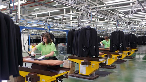 Zara không chi nhiều ngân sách cho quảng cáo, mà thay vào đó, họ đầu tư mở các cửa hàng cạnh các cửa hàng của những thương hiệu lớn để nâng tầm đẳng cấp. Ảnh: retail-week.com